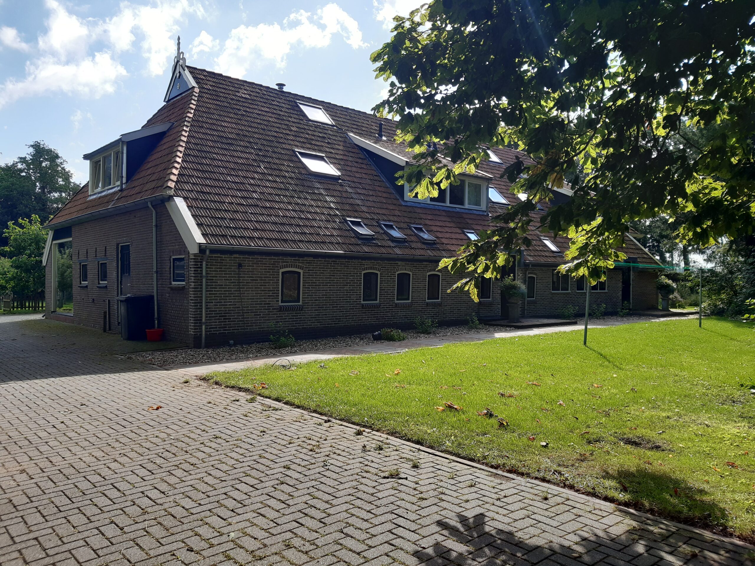 foto zijkant boerderij